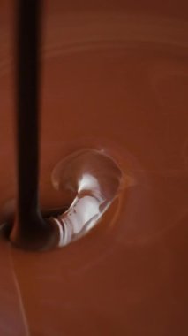 Ağır çekimde koyu çikolata, kusursuz bir şekilde akıyor..