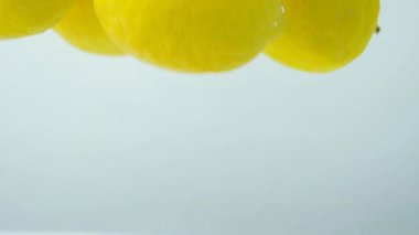 Makro su manzarasında yüzen taze limonlar..