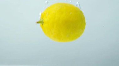 Limonun yavaş yavaş suya düşüşü..