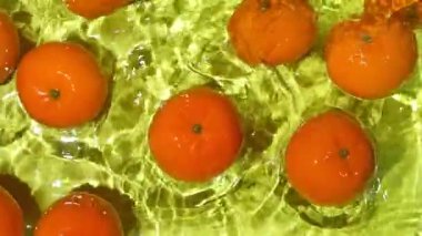 Hareket halindeki mandalinalar dinamik su dalgalanmaları yaratıyor.