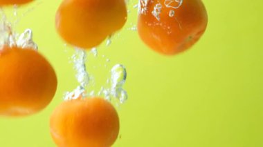 Tüm mandalinalar suda, kabarcık oluşumu, yavaş çekim.