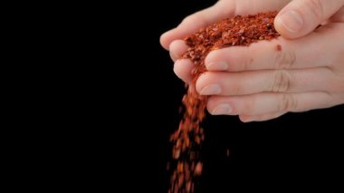Elleri kurumuş zemin, kırmızı acı biber, doğal baharat, yakın çekim, yavaş çekim..