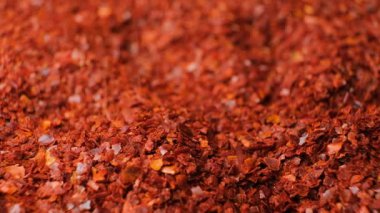 Baharatlı kırmızı biber yavaş çekimde dökülür..