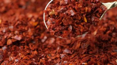 Ezilmiş kırmızı kırmızı biber kaşıkta doğal baharat, ağır çekimde..