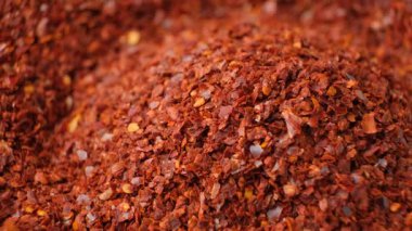 Kurutulmuş ve öğütülmüş kırmızı biber, yoğun baharat, makro, dönüş.