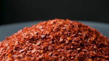 Kurumuş ve zemin biber taneleri yoğun baharat, yavaş dönüş.