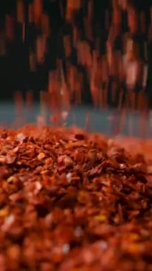 Ezilmiş Kurutulmuş Chili Serpintisi Yığın, Kara Arkaplan, Makro, Dikey Yavaş Hareket.