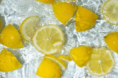 Suda taze limon dilimleri, biraz su, üst manzara.