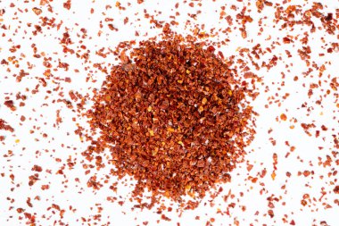 Sıcak kırmızı biber ezilmiş ve kurutulmuş, beyaz arka planda doğal baharat..