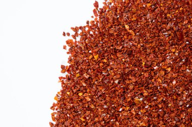 Ezilmiş kırmızı kırmızı biber doğal baharat, beyaz arkaplan, metin için fotokopi yeri, üst görünüm.