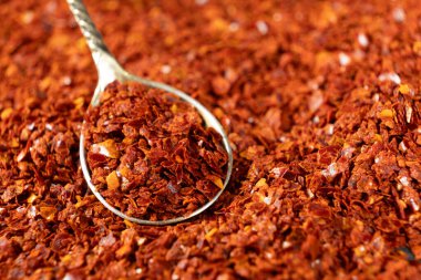Ezilmiş kırmızı kırmızı biber. Doğal baharatlı kaşık..