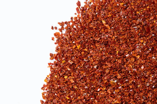Ezilmiş kırmızı kırmızı biber doğal baharat, beyaz arkaplan, metin için fotokopi yeri, üst görünüm.