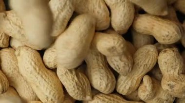 Shell Pour Yavaş Hareket Üst Görünümlü Tüm Çiğ Yerfıstığı.