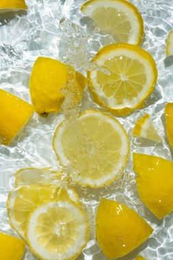 Suda taze limon dilimleri, biraz su, üst manzara.