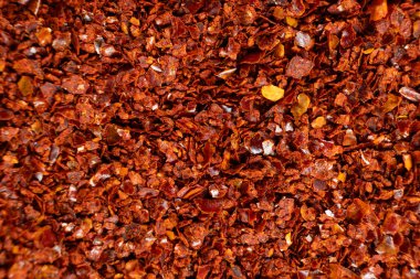 Koyu kırmızı biber tozu yakın çekim dokusu üst görünüm.