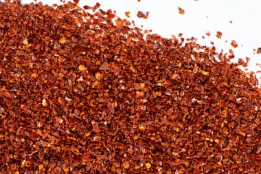 Ezilmiş kırmızı kırmızı biber doğal baharat, beyaz arka plan..