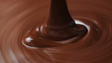 Yumuşak eritilmiş siyah çikolata ağır çekimde akıyor..