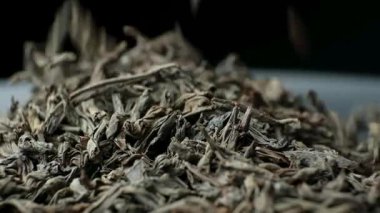 Siyah büyük yaprak çay yaprakları dökülüyor, makro dokular