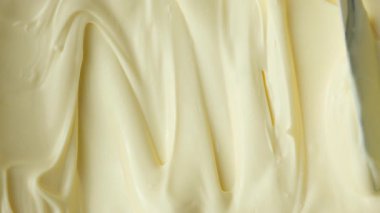 Parlak beyaz mayonez yüzeyi. Yemek dokusu arka planı. Metin için Yer.