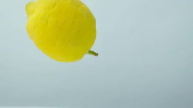 Limonun yavaş yavaş suya düşüşü..