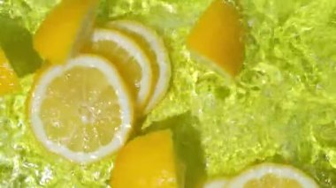 Suya düşen taze limon dilimlerinin yavaş hareketi.