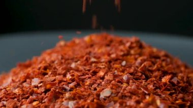 Ezilmiş Kurutulmuş Chili Serpintisi Yığın, Kara Arkaplan, Makro, Yavaş Hareket.