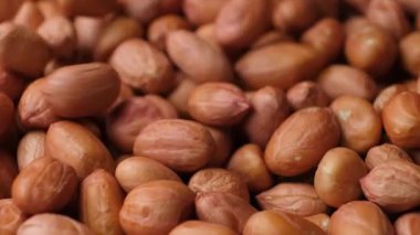 Çiğ, kurutulmuş fıstık çekirdekleri dökülüyor, yakın çekim, yavaş çekim..