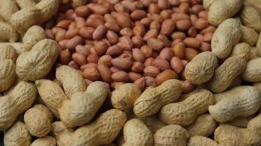 Kabuklu ve Kabuksuz Fıstıklar Yakın Çekim DöndürName.