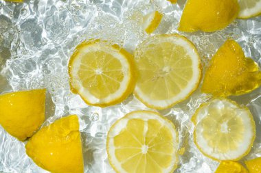 Suda taze limon dilimleri, biraz su, üst manzara.