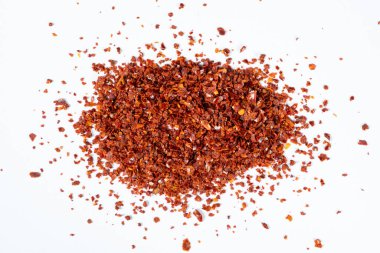 Sıcak kırmızı biber ezilmiş ve kurumuş, beyaz arka planda doğal baharat, üst manzarayı izole et.