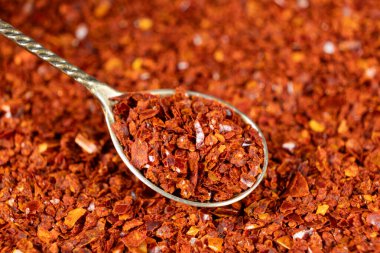 Ezilmiş kırmızı kırmızı biber. Doğal baharatlı kaşık..