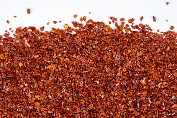 Ezilmiş kırmızı kırmızı biber doğal baharat, beyaz arka plan..