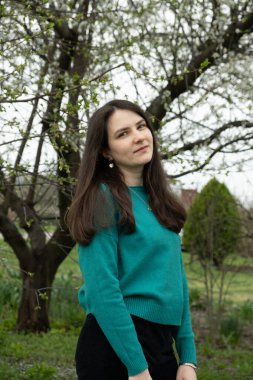 30 yaşındaki güzel bir kadının bahar parkında kendine güvenen portresi..