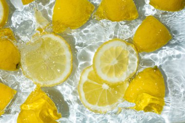 Suda taze limon dilimleri, biraz su, üst manzara.