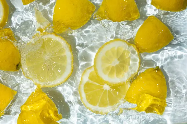 Suda taze limon dilimleri, biraz su, üst manzara.