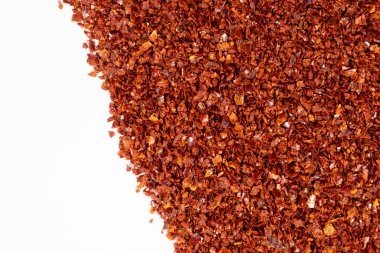 Ezilmiş kırmızı kırmızı biber doğal baharat, beyaz arkaplan, metin için fotokopi yeri, üst görünüm.