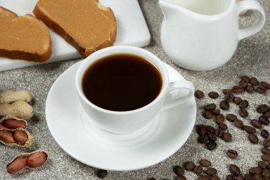 Bir fincan kahve. Kahveyle kahvaltı ve fıstık ezmeli tost.