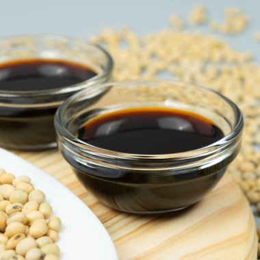 Çiğ soya fasulyeli, cam tabakta soya sosu..