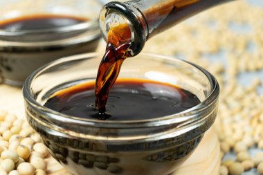 Küçük yüzme kabına Soya Sosu dök