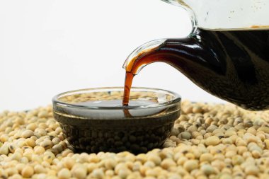 Soya sosunu bir tencereye dökme sürecine yakın çekim