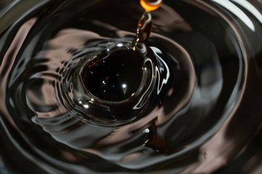 Makro soya sosu sıçradı ve aktı..