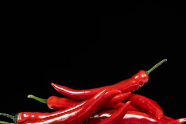 Metin için siyah arkaplan boşluğuna sıcak kırmızı biber yığını.