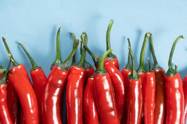 Keskin ve Baharatlı Kırmızı Biberler Mavi Arkaplanda En İyi Görünüm.
