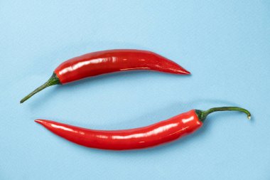 Keskin ve Baharatlı İki Kırmızı Biber Mavi Arkaplanda En İyi Görünüm.