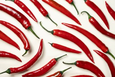 Farklı şekillerde biberler üst görünümde.