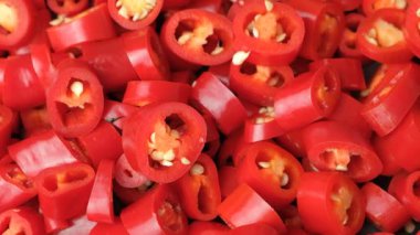 Doğranmış taze kırmızı biber yakın çekim dönüşümlü.