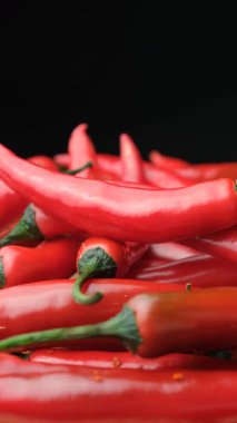 Taze Kırmızı Biberler Siyah Arkaplanda Dikey Dönüşür.