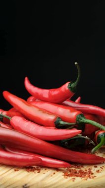 Siyah arka plan dikey dönüşümlü acı biber yığını.