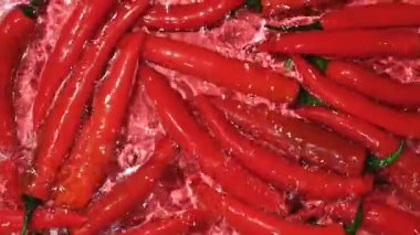 Minimalist Estetik Sahneye batırılmış Baharatlı Kırmızı Biber.