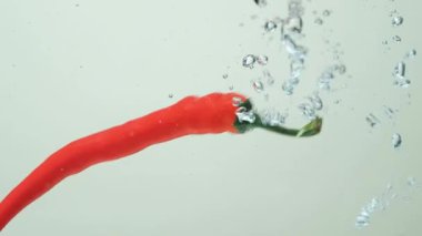 Sanatsal Gıda Biberleri Temiz suda Yavaş Harekette Biberler.